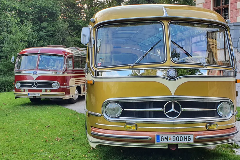 Foto zu 2-Tages-Ausflug ins Salzkammergut, gelber Mercedes Oldtimerbus