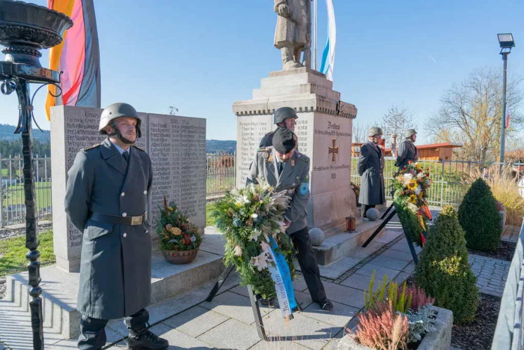 Fotos vom Volkstrauertag 2022 in Wollaberg - Kranzniederlegung am Kriegerdenkmal