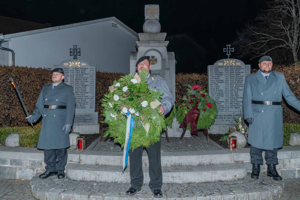 Volkstrauertag 2025 in Hintereben - 1. Vorstand legt Kranz für die Verstorbenen nieder