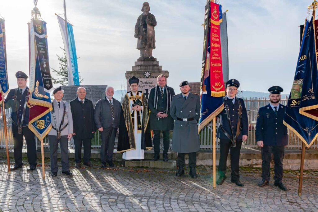 Volkstrauertag 2025 in Wollaberg - Foto vom Volkstrauertag in Wollaberg mit Bürgermeister, Pfarrer, Bundeswehr und den örtlichen Vereinen